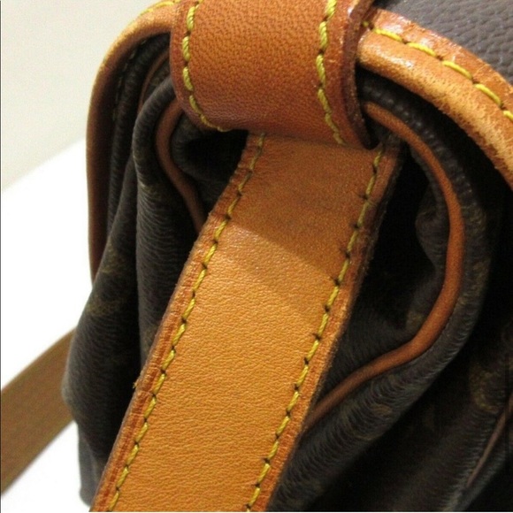 Louis Vuitton Saumer 35 Crossbody - Picture 9 of 17
